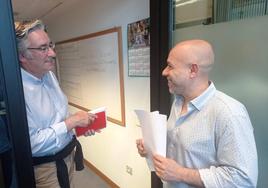 Pablo González y Rodrigo Pintueles, representantes populares en la negociación para acordar un gobierno municipal en Gijón.