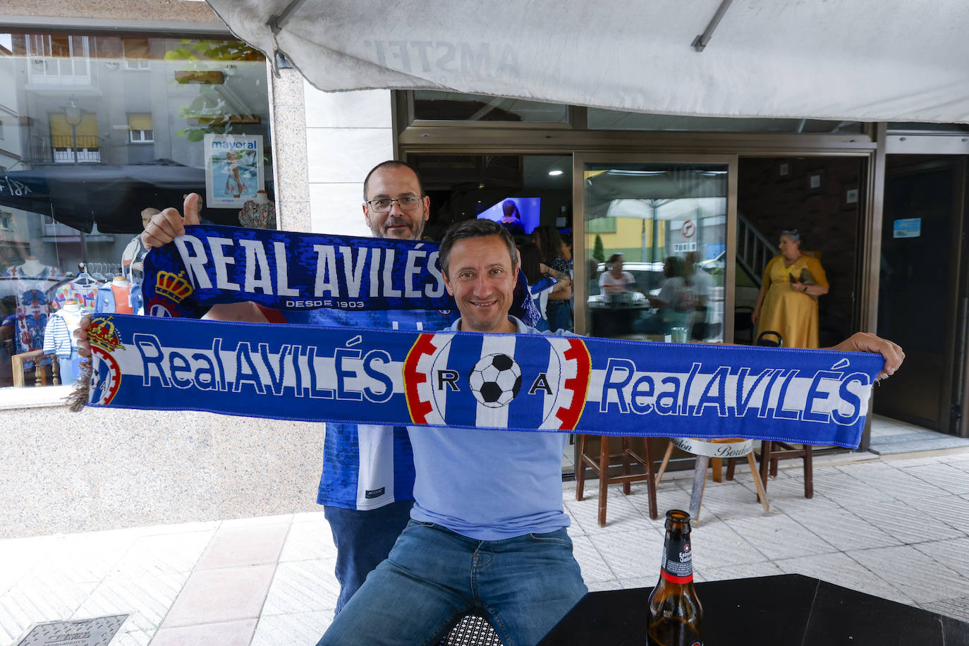 Avilés se tiñe de blanquiazul