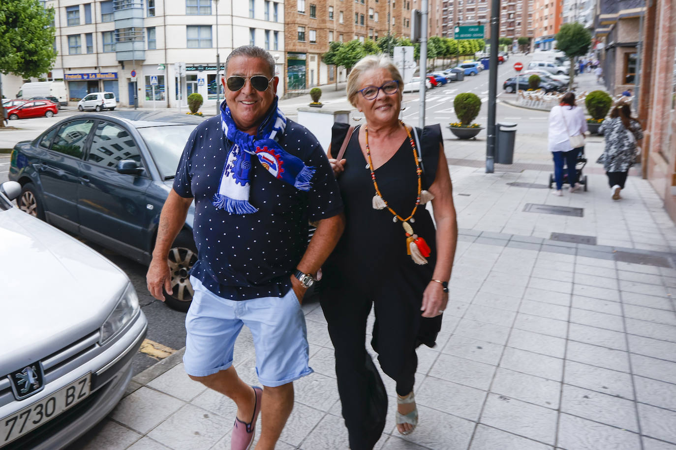 Avilés se tiñe de blanquiazul