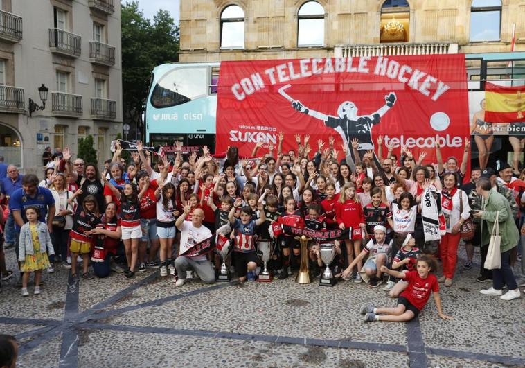 Las jugadoras del Telecable posan con jugadoras de las categorías de base y con un nutrido grupo de aficionados en la Plaza Mayor, tras efectuar el recorrido por la ciudad.