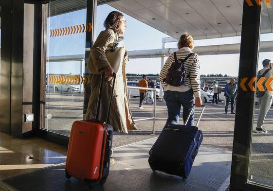 Viajeros en la terminal de llegadas del Aeropuerto de Asturias