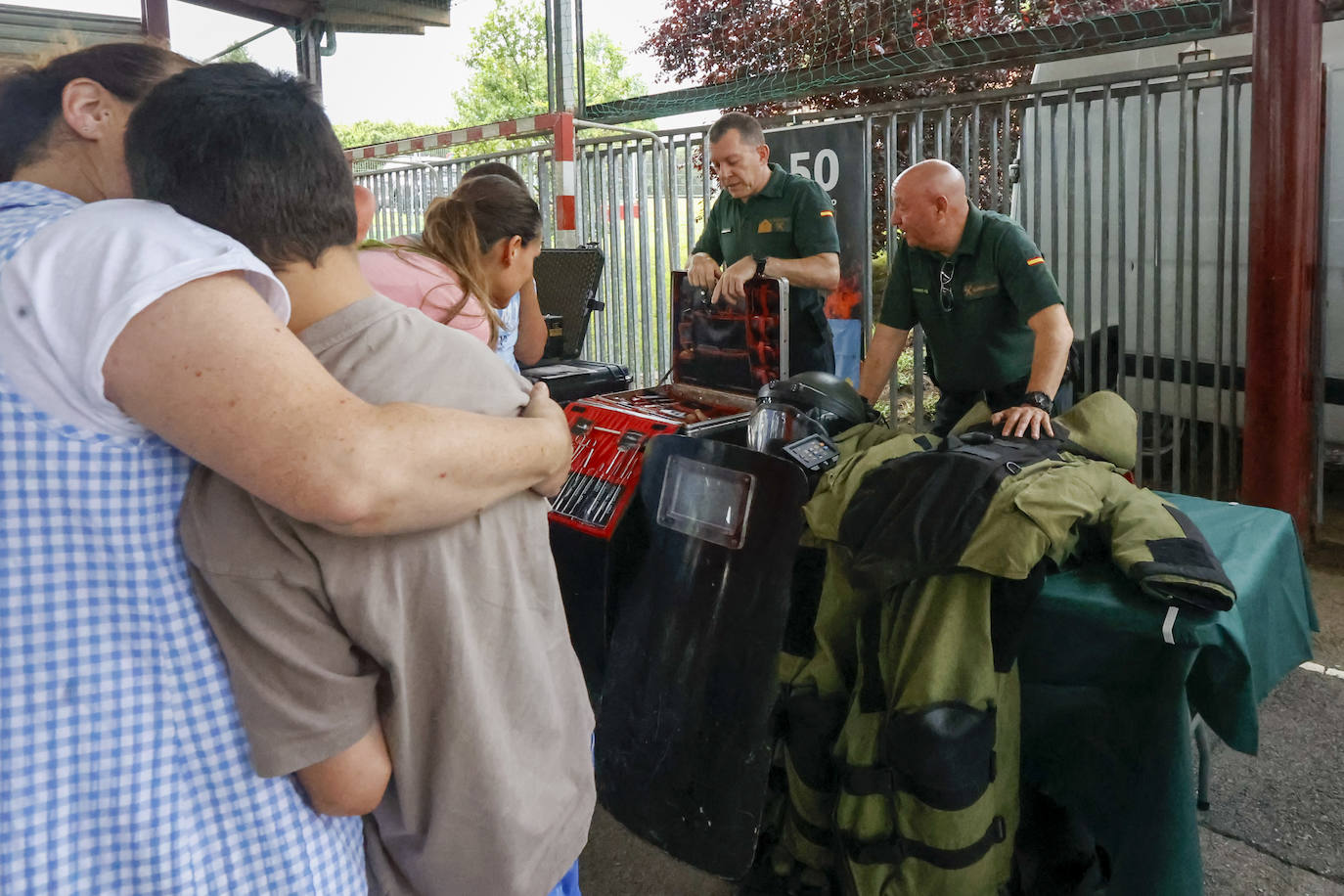 La Guardia Civil impresiona a los escolares de Castiello