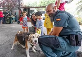 La Guardia Civil impresiona a los escolares de Castiello