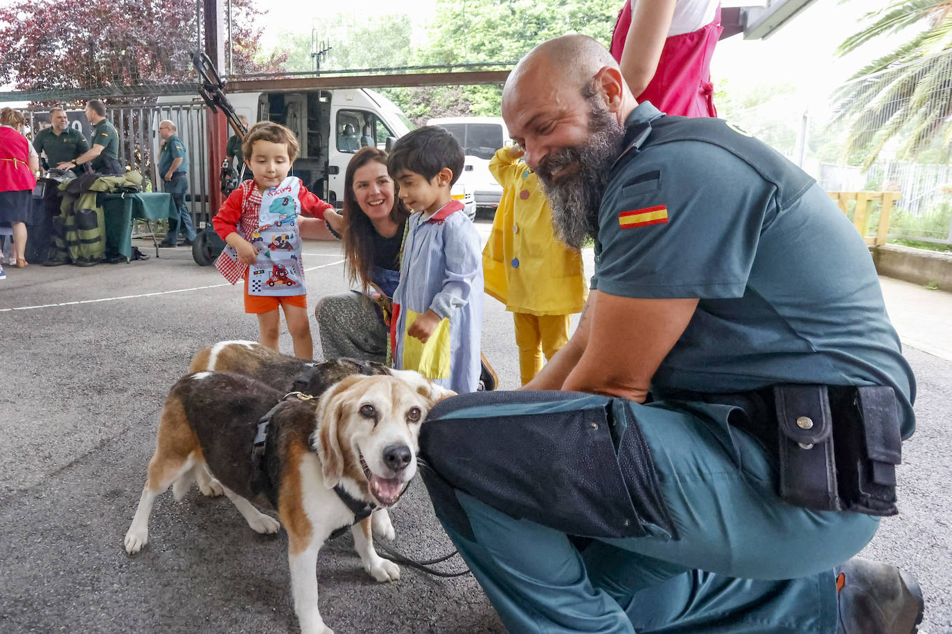 La Guardia Civil impresiona a los escolares de Castiello