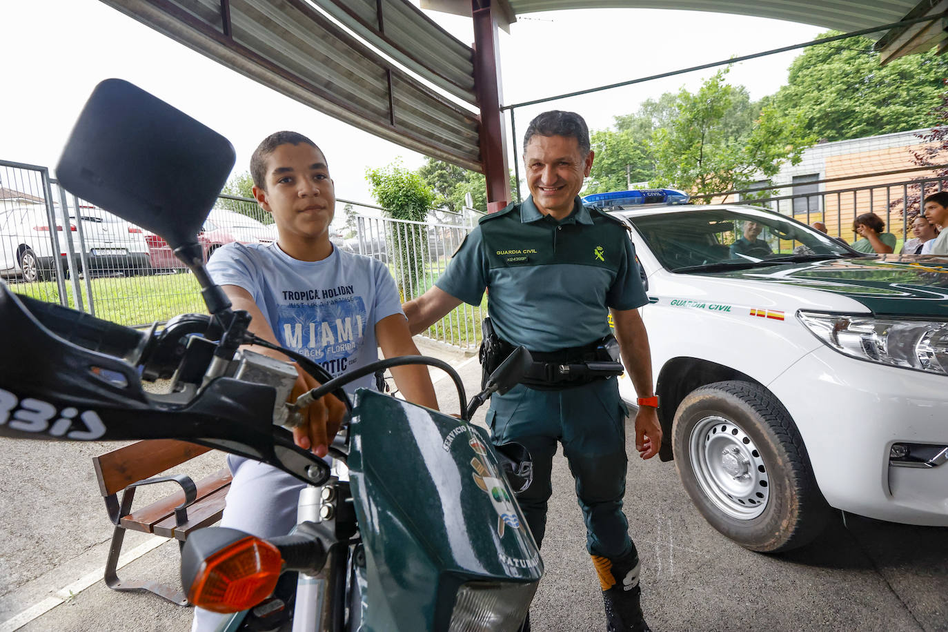 La Guardia Civil impresiona a los escolares de Castiello