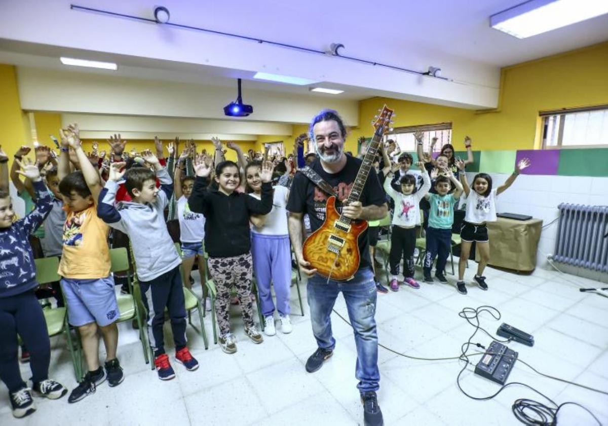 El guitarrista Pablo García junto con los alumnos del colegio de Ventanielles, en la inauguración de la III edición del Oreyinas Fest.