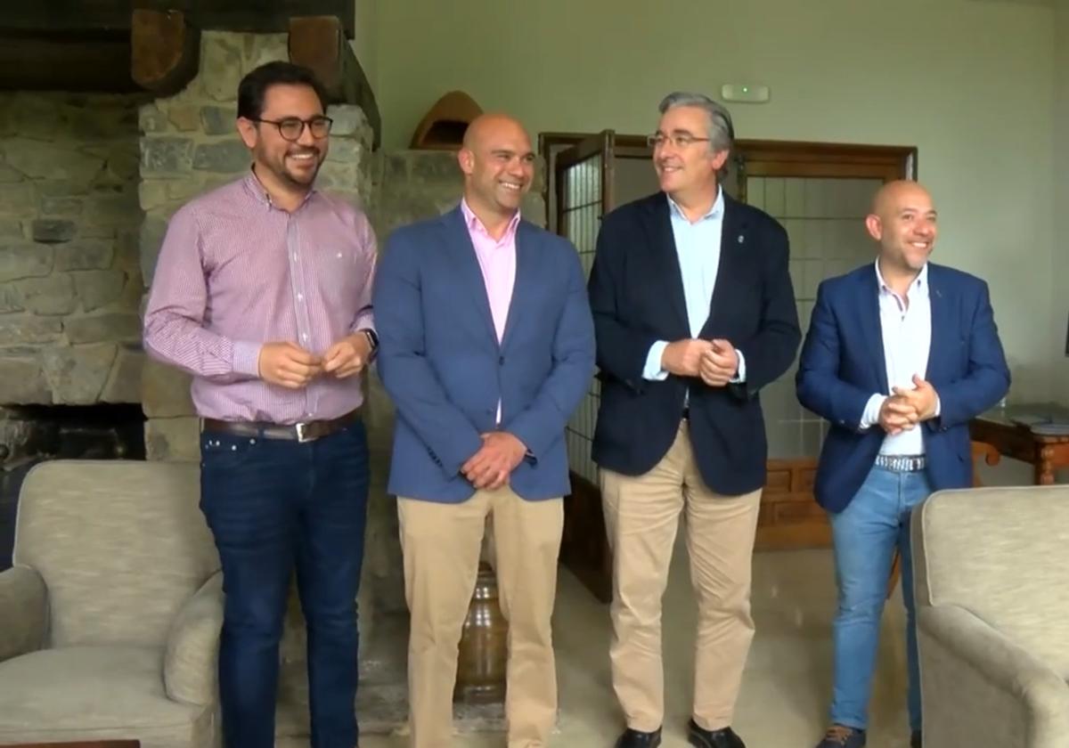 Foro y PP sellan su acuerdo de gobierno en Gijón