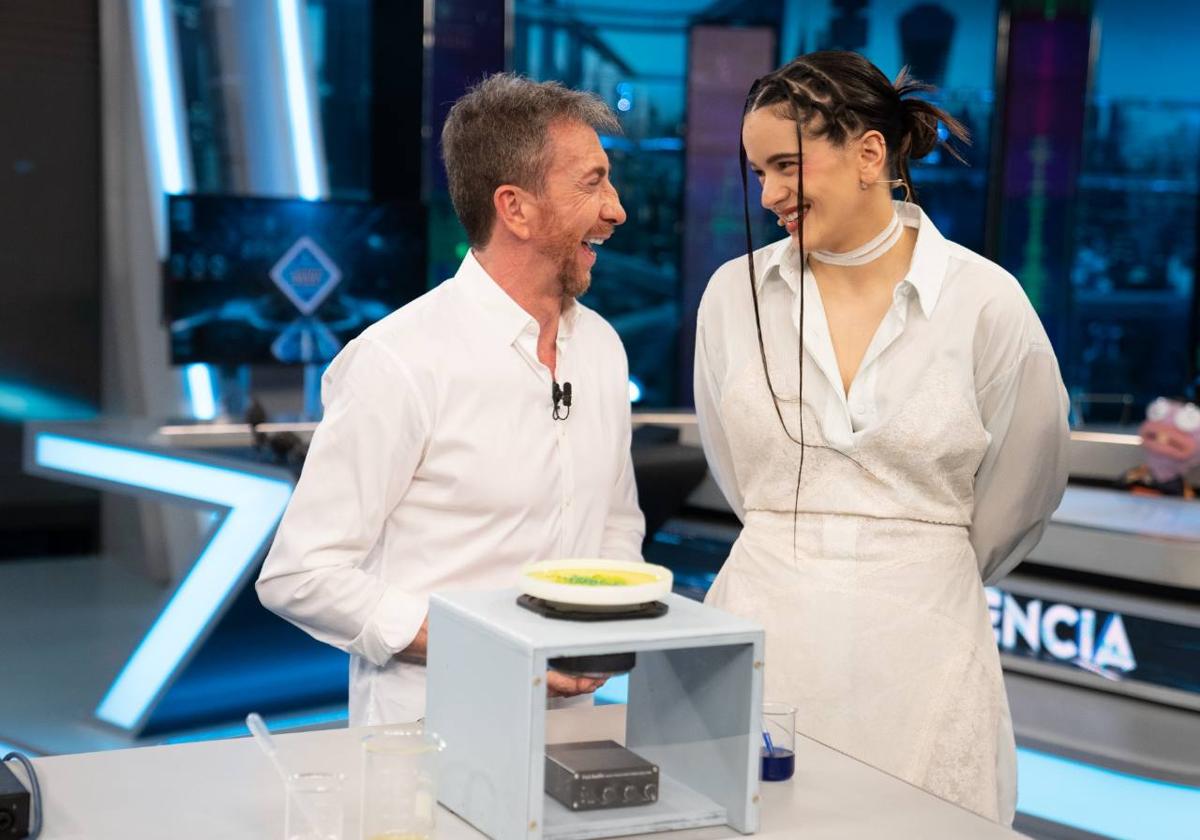 Pablo Motos y Rosalía en el programa de 'El Hormiguero'.