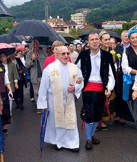 Imagen secundaria 2 - San Antonio desata la euforia en Cangas de Onís