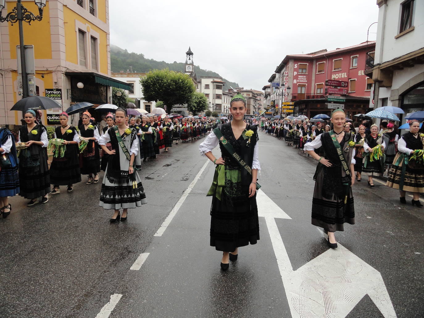 Marta Liaño, Alba Redondo y Lola Fernández, reina y damas.