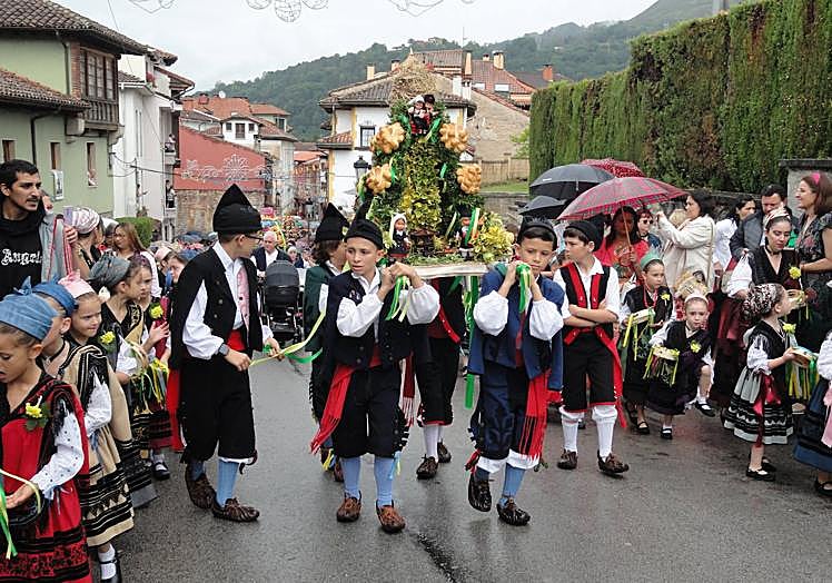 Imagen principal - San Antonio desata la euforia en Cangas de Onís