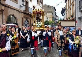 Imagen del santo a su paso por la calle San Pelayo.
