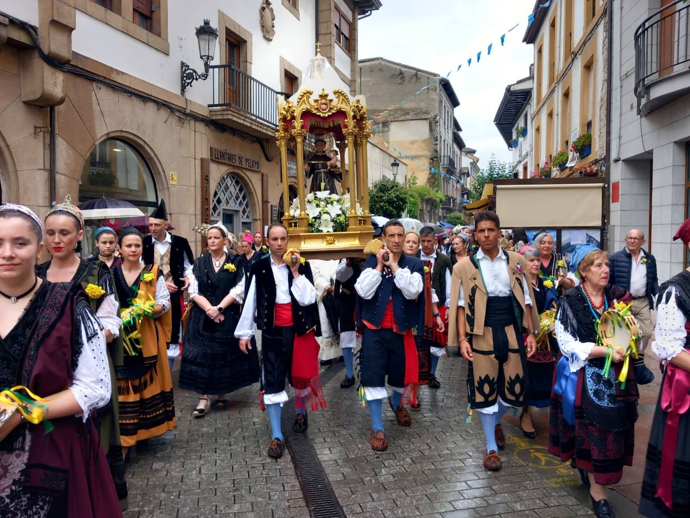 Imagen del santo a su paso por la calle San Pelayo.