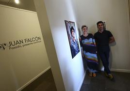 Los sobrinos del artista ovetense, Lucía y Juan Falcón, posan junto a un retrato del último bohemio en el Edificio Histórico.