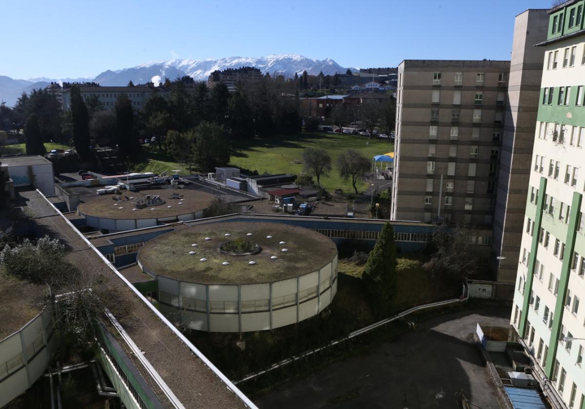 La antigua ciudad sanitaria, abandonada tras el traslado del HUCA a La Cadellada hace algo menos de una década.