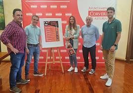 Iván Fernández junto a Iris Álvarez, concejala de Participación, y representantes vecinales.