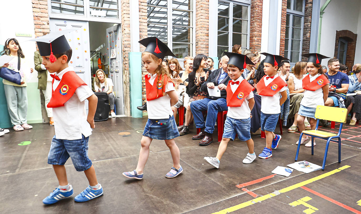 Una graduación infantil a ritmo de Pipo Prendes