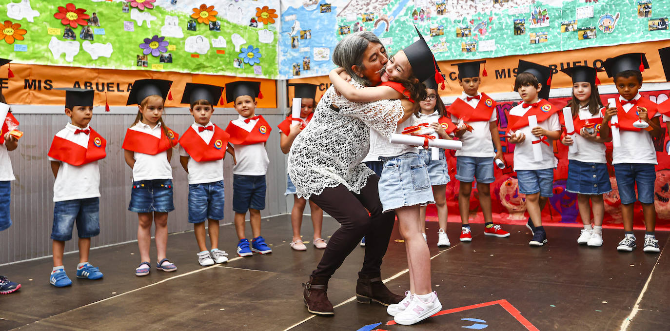 Una graduación infantil a ritmo de Pipo Prendes