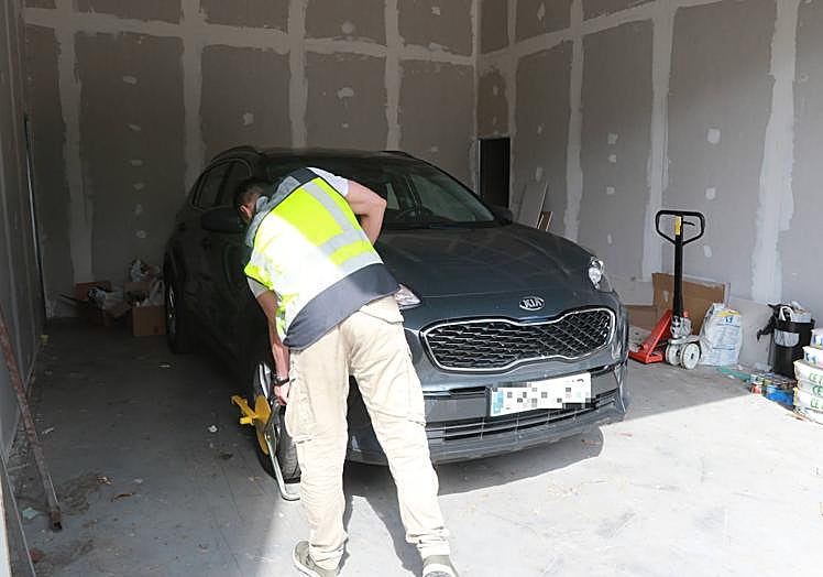 Coche confiscado por los agentes.