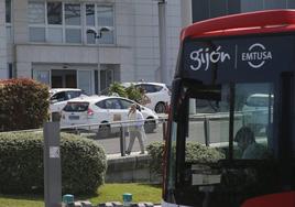 Un autobús municipal de Gijón.