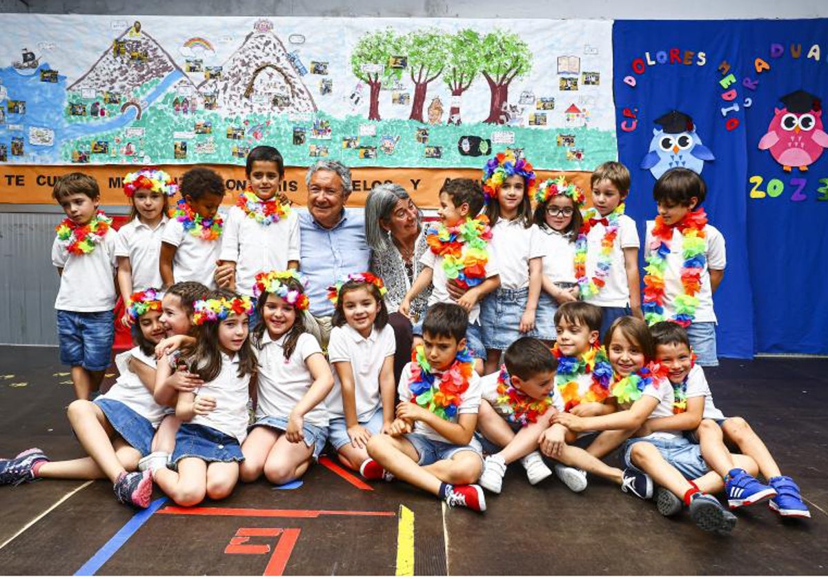 Pipo Prendes y la tutora del curso, María Jesús Martínez, junto con los 20 niños que se graduaban este miércoles.