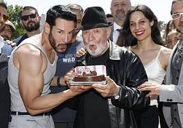 El actor Pepe Ruiz, con su tarta sorpresa de cumpleaños, durante el rodaje de una película en Gijón.