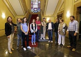 El actual equipo de gobierno ayer en las escaleras del Ayuntamiento. De los diez concejales socialistas, tres no repetirán en el nuevo mandato. Son: Nuria Delmiro (primera por la izquierda), Jorge Luis Suárez (cuarto por la derecha) y Raúl Marquínez (primero por la derecha).