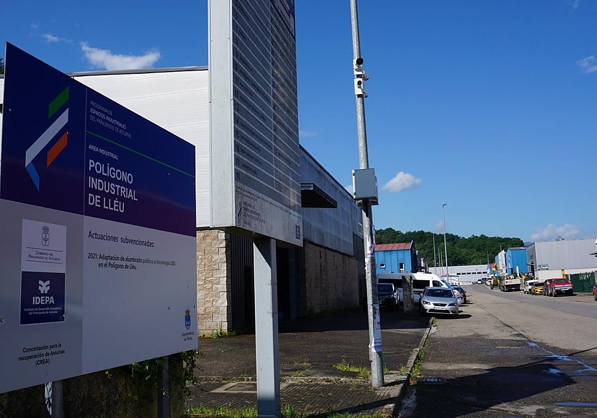 Cámaras de seguridad instaladas en el cruce del polígono industrial de Lléu, en Piloña.