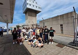 El alumnado vegadense, durante su visita al aeropuerto.