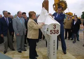 Paz Fernández Felgueroso y Francisco Álvarez-Cascos descubren el punto kilométrico durante el acto de colocación de la primera dovela del metrotrén, el 10 de junio de 2003.