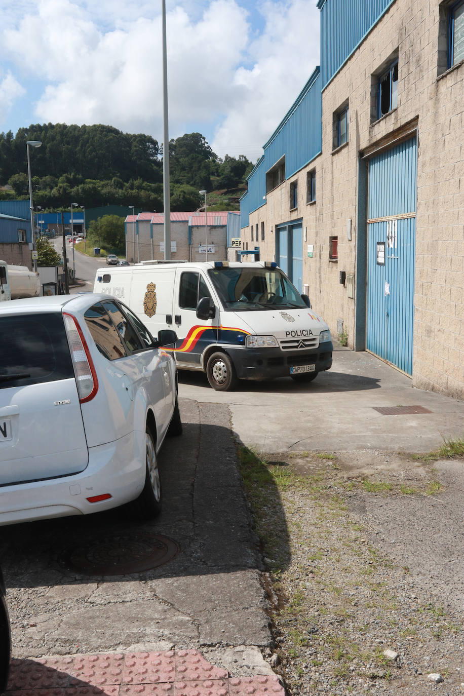 La Policía Nacional durante los registros el martes en la nave industrial de Prendes.