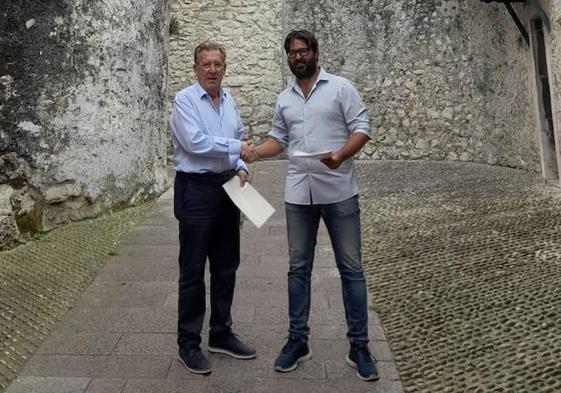 Tomás Antuña y Enrique Riestra, ayer, junto a la Torre de Llanes.