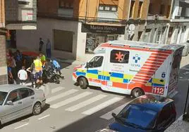 Sanitarios y Policía Local en el lugar del suceso.