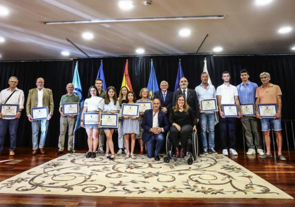 José Manuel Granda, en el centro, con los 14 deportistas reconocidos, además de Beatriz Álvarez y Antonio Pérez, ayer durante la celebración de la gala.