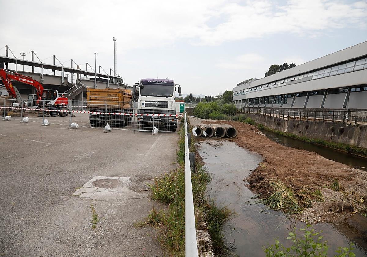 Obras en el Piles para arreglar el muro hundido de la senda fluvial, junto al Grupo Covadonga.