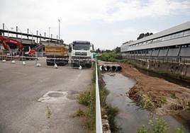 Obras en el Piles para arreglar el muro hundido de la senda fluvial, junto al Grupo Covadonga.
