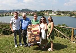 Iván Fernández y el concejal de festejos, Rafael Alonso, junto a algunos artistas.