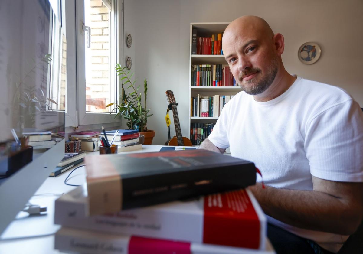 Miguel Barrero, rodeado de libros en su estudio gijonés.