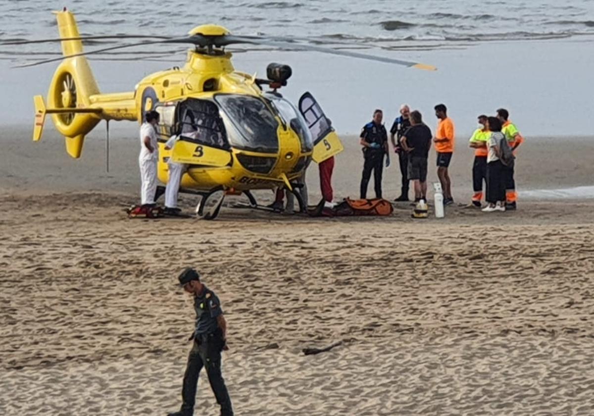 El helicóptero del 112 permanece en la playa de Salinas tratando de reanimar al hombre.