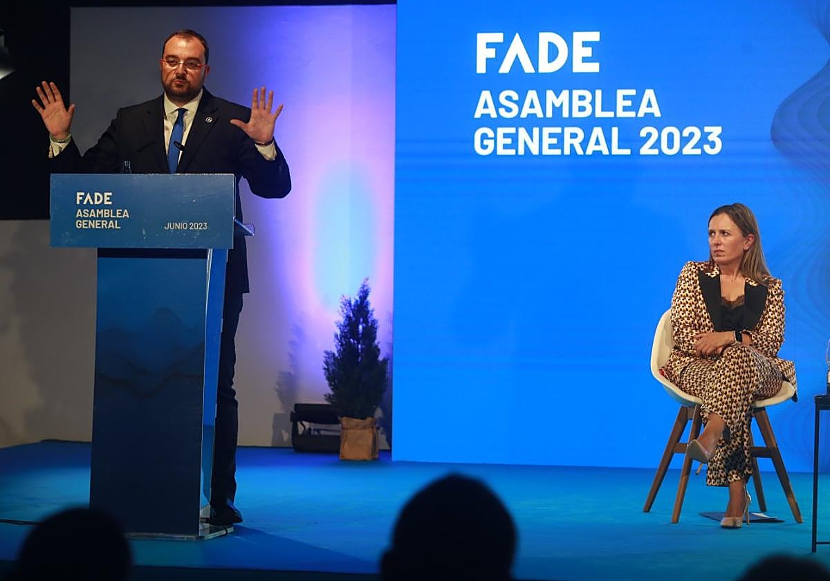 Adrián Barbón interviene para clausurar la Asamblea de Fade, ante la atenta mirada de María Calvo.