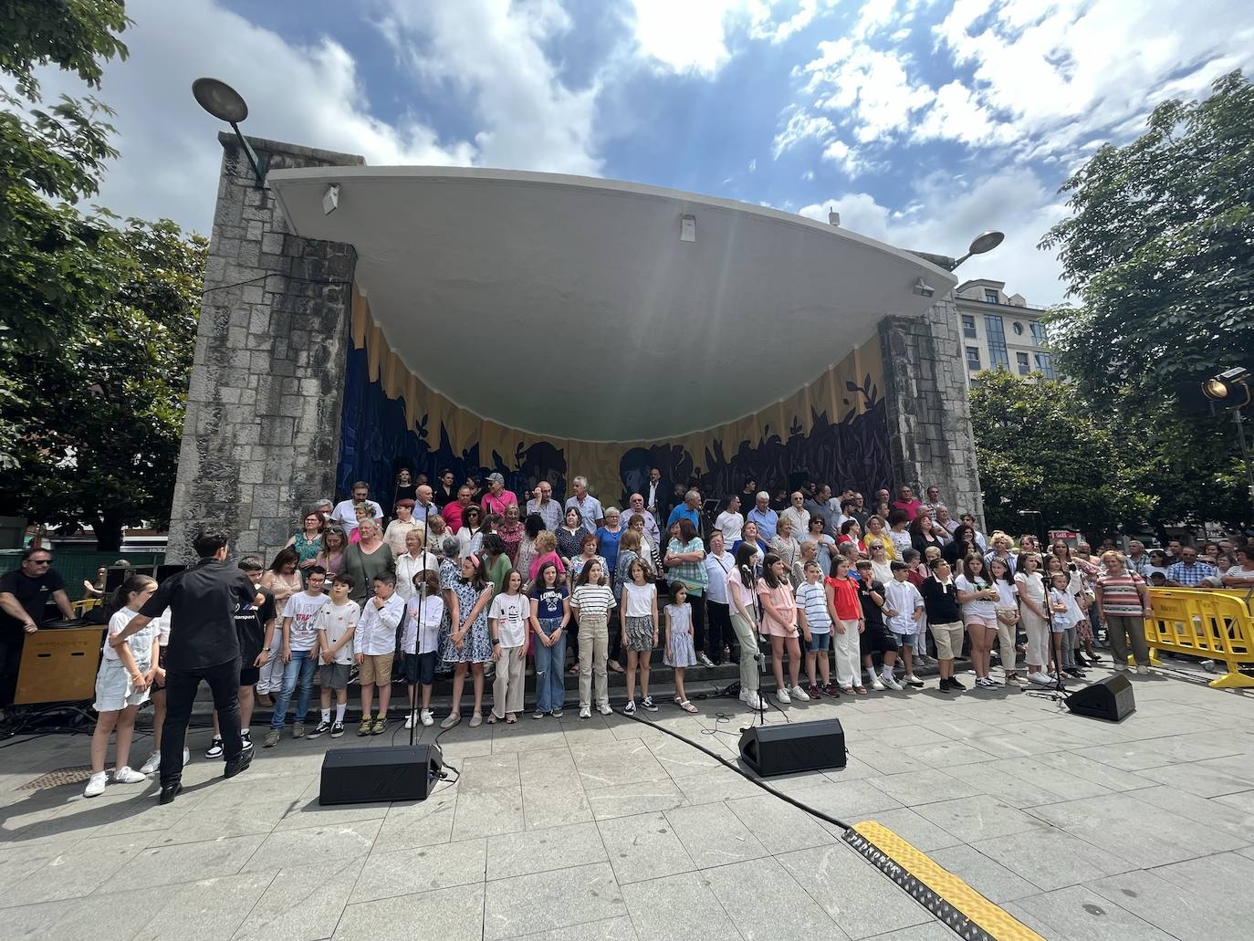 Víctor Manuel canta con los coros de Mieres por San Juan