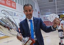 Ramón Peralta, con el trofeo de la OK Liga y los cuatro ases que representan los cuatro títulos logrados esta temporada.