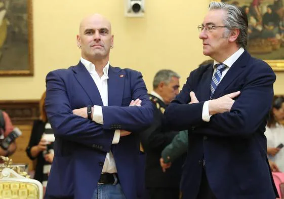 Monchu García, del PSOE, y Pablo González, del PP, en el Pleno de investidura del Ayuntamiento de Gijón.
