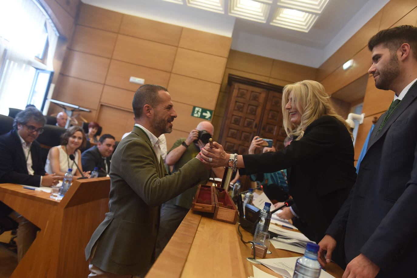 Ángel García recoge el bastón de mando en el Pleno de invesitura celebrado este sábado.