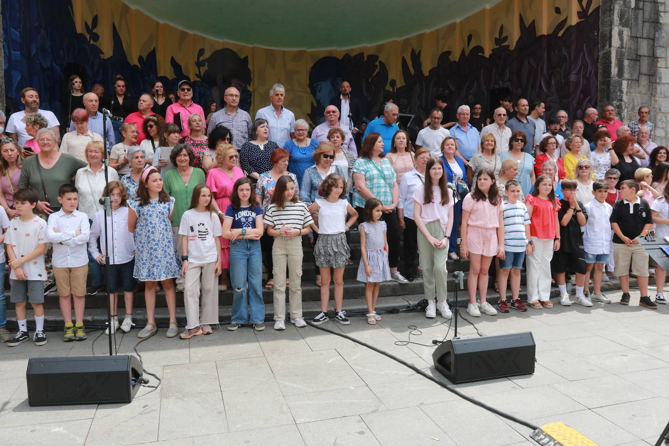 Víctor Manuel canta con los coros de Mieres por San Juan