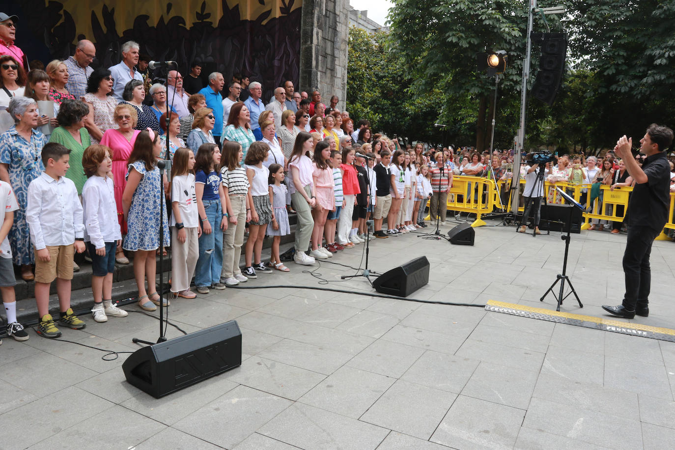 Víctor Manuel canta con los coros de Mieres por San Juan