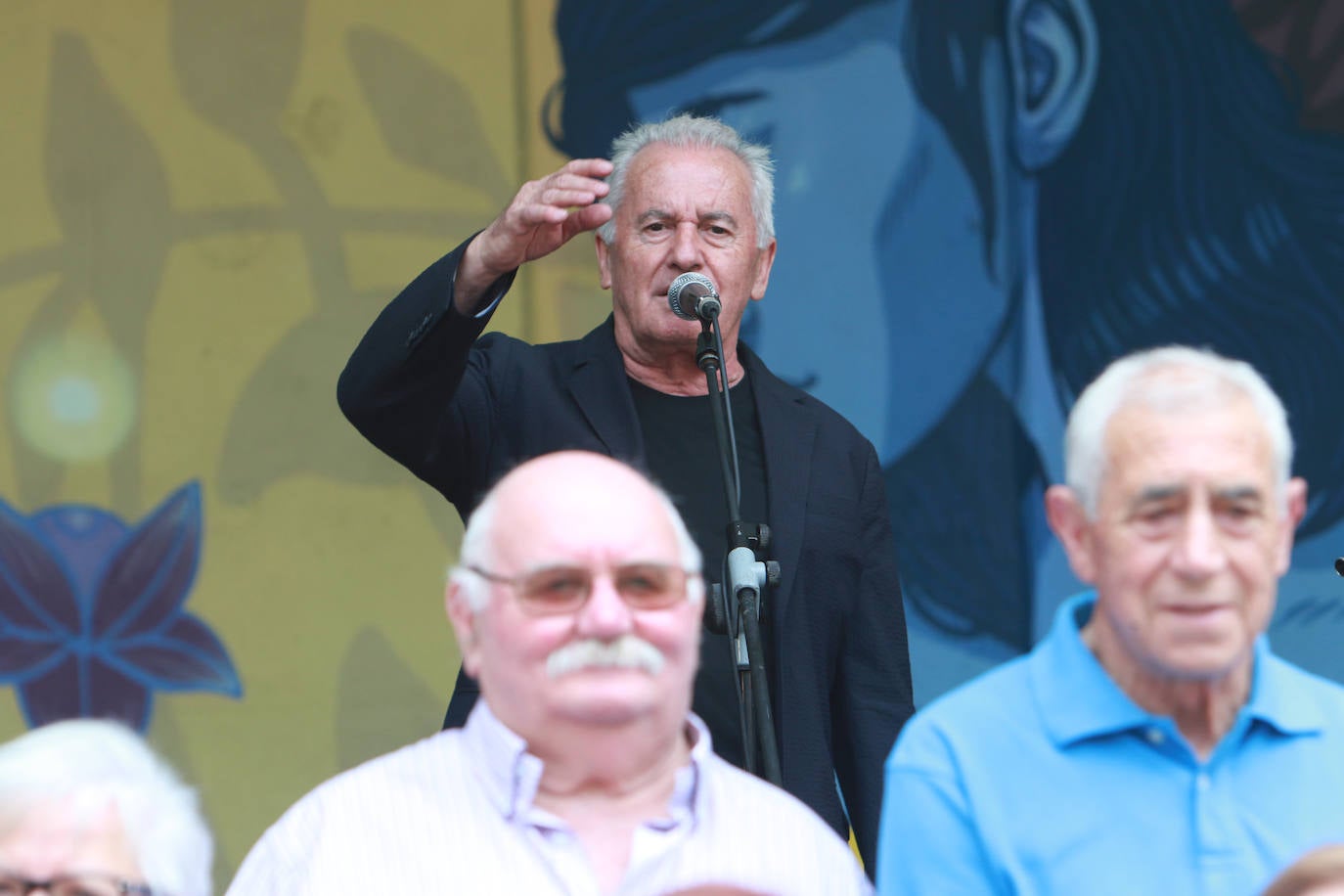 Víctor Manuel canta con los coros de Mieres por San Juan