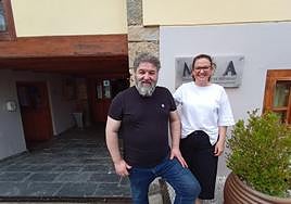 César Castaño y Alba Iglesias, en el acceso al Museo del Oro.
