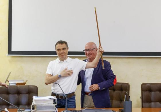 Iván Fernández, con la mano en el corazón en señal de agradecimiento, tras recoger el bastón de mando.