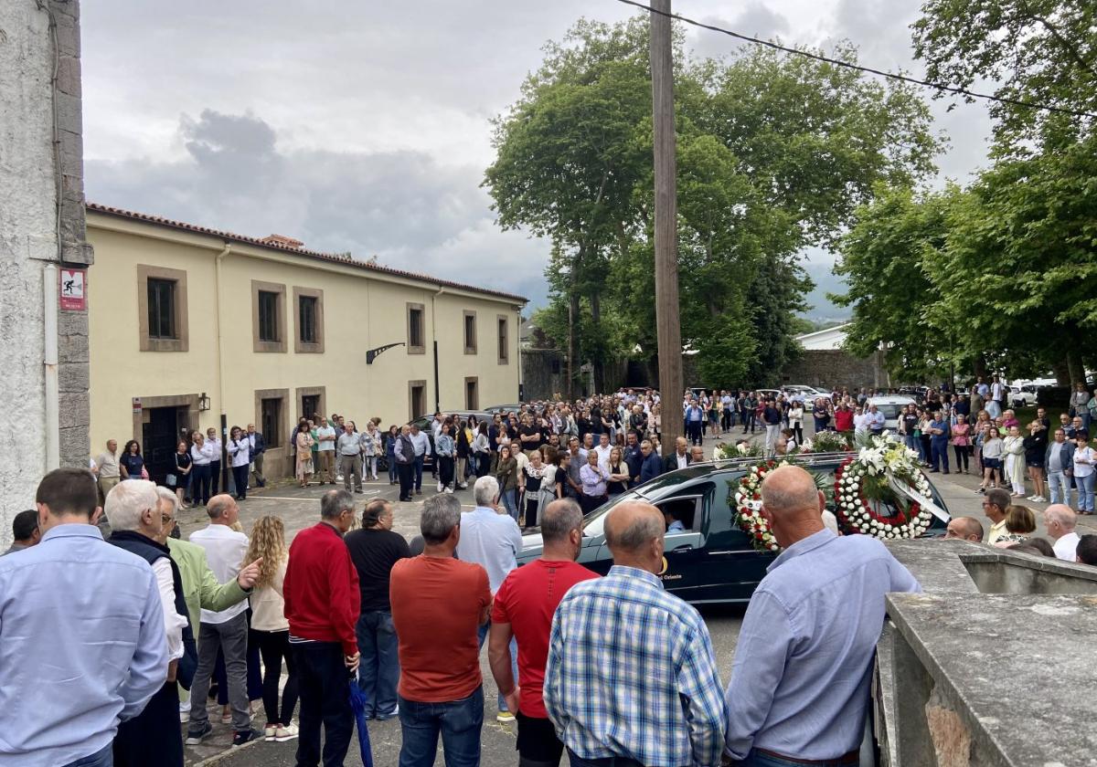 Cientos de personas acudieron a la iglesia de San Salvador de Celorio para despedir a Ignacio Prieto Gavito.